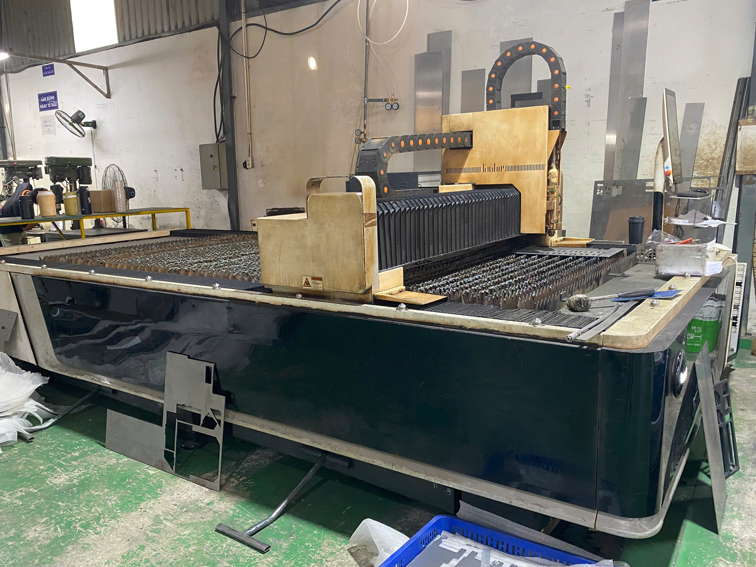 Laser cutting machine 2.jpg